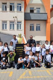 Hayırsever İşadamı Okula Atatürk Üssü Hediye Etti