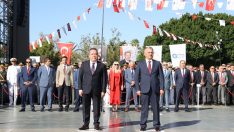 Başkan Böcek Resmi Geçit Törenine Katılarak Halkı Selamladı