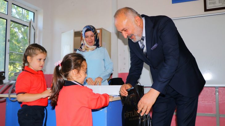 BAŞKAN SİLPAGAR’DAN 700 ÖĞRENCİYE EĞİTİM SETİ