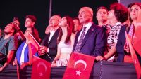 Kılıçdaroğlu ve Soyer Türk bayraklarıyla halkı selamladı