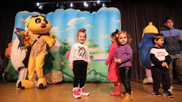 YALOVA’DA KÜLTÜR SANAT SEZONU SERDAR TUNCER VE KAPTAN PENGU İLE SÜRDÜ