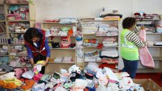 Giyim bankasına gelen depremzedelere sıcak çorba