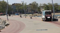 KAYALIKLARIN ARASINDAN TEK TEK ÇÖP TOPLADILAR