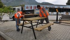 Büyükşehirden okul ve camilere bank ve piknik masası dagıtldı