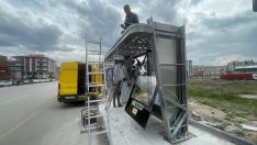 ANKARA BÜYÜKŞEHİR BELEDİYESİNİN YENİ NESİL OTOBÜS DURAKLARININ MONTAJLARI DEVAM EDİYOR