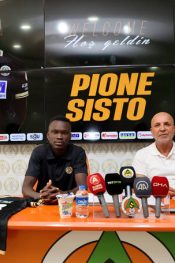 Futbolcumuz Pione Sisto için imza töreni düzenlendi