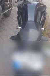Plakasını gizleyen motosikletli ile polisten kaçarken yakalandı