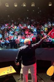 Onur Akın aktif siyaseti bıraktı