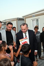 “DAİMA YANINIZDAYIM” BAŞKAN TUTUK, KONTEYNER KENTE YERLEŞTİRİLEN HEMŞEHRİLERİMİZE