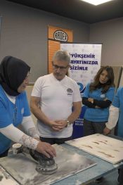YAPI VE İNŞAAT SEKTÖRÜNDE BAŞKENTLİ KADINLARIN AYAK SESLERİ: ANKARA BÜYÜKŞEHİRDEN KADIN İSTİHDAMINA DESTEK