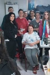 Kadın derneği başkanı Duman ve Yazar Göksel”den tekstil atölyesinde çalışan kadınlara anlamlı ziyaret
