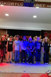 KTSOİ Okulu 2-B Sınıfı öğrencilerinin muhteşem “ENGLISH SHOW” Gecesi